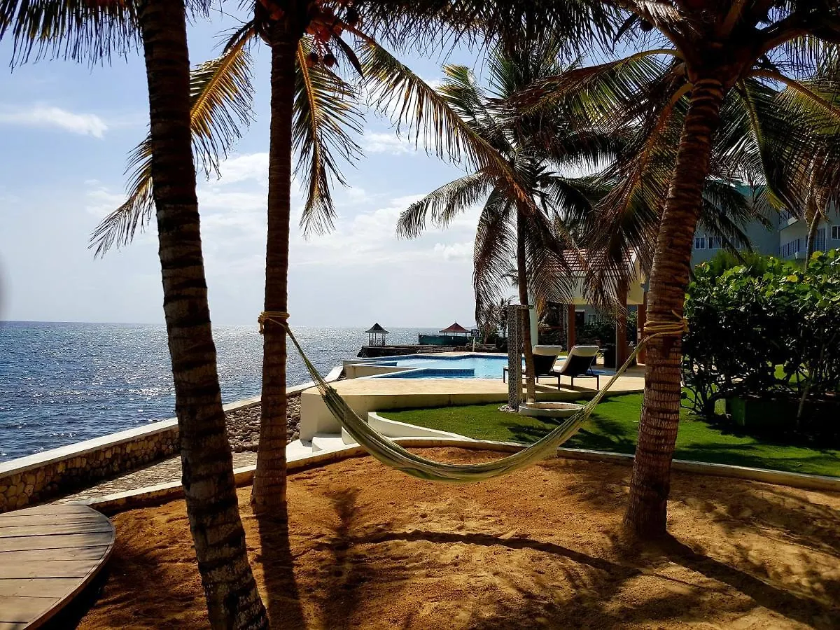 Whispering Seas Oceanfront Suite أوشو ريوس جامايكا