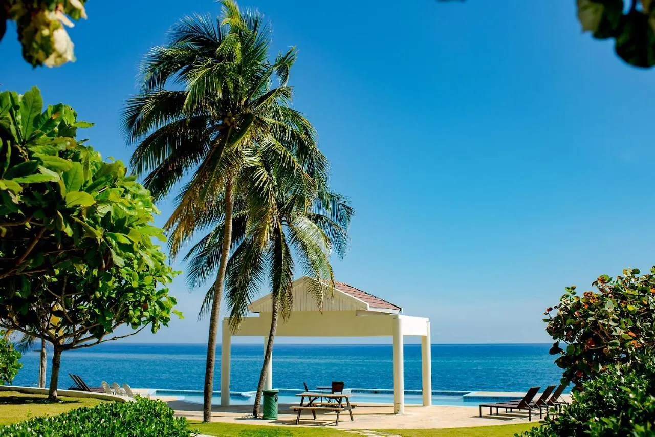 Whispering Seas Oceanfront Suite أوشو ريوس