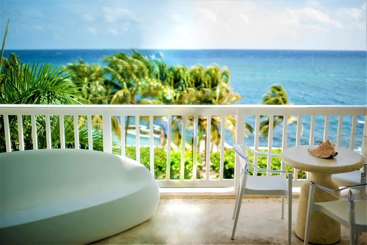 Whispering Seas Oceanfront Suite أوشو ريوس